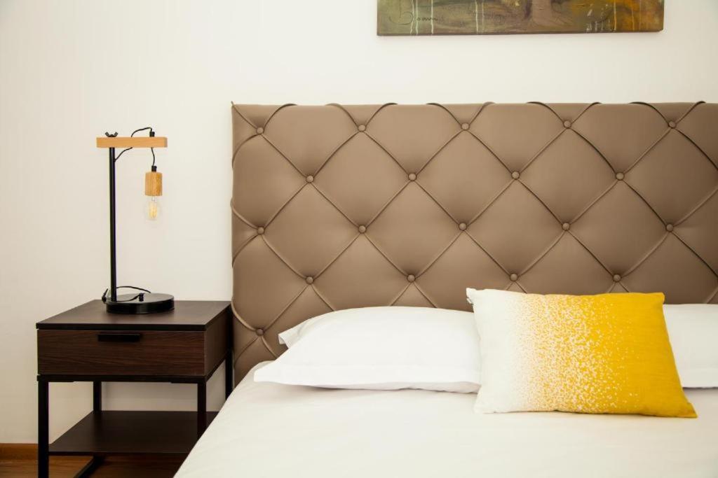 Guesthouse Smart ブカレスト エクステリア 写真