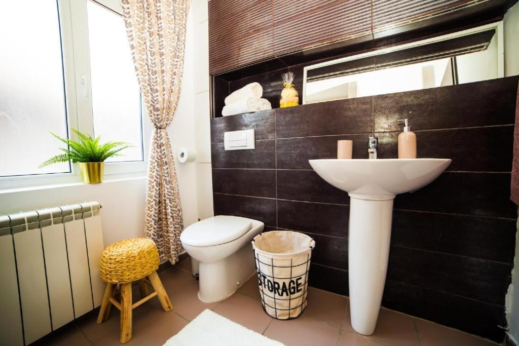 Guesthouse Smart ブカレスト エクステリア 写真