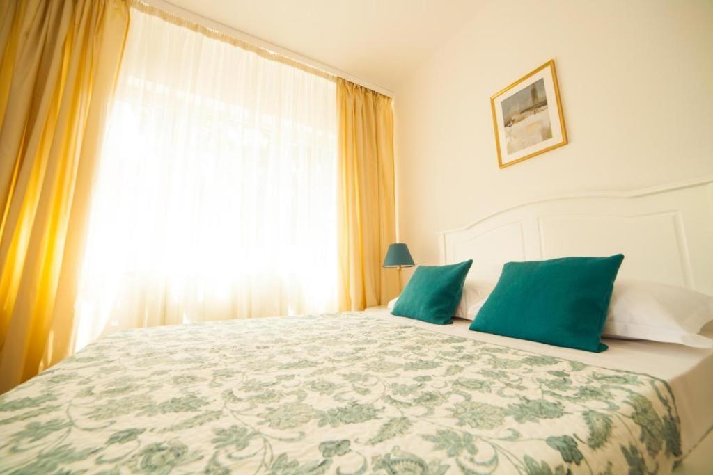 Guesthouse Smart ブカレスト エクステリア 写真