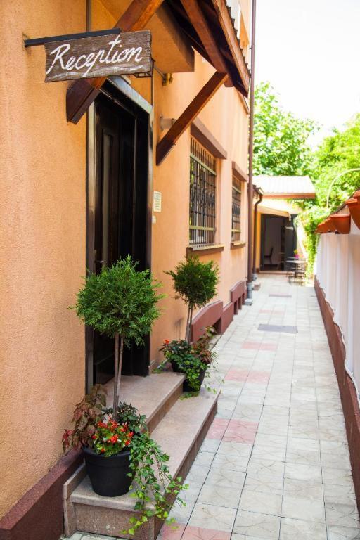 Guesthouse Smart ブカレスト エクステリア 写真